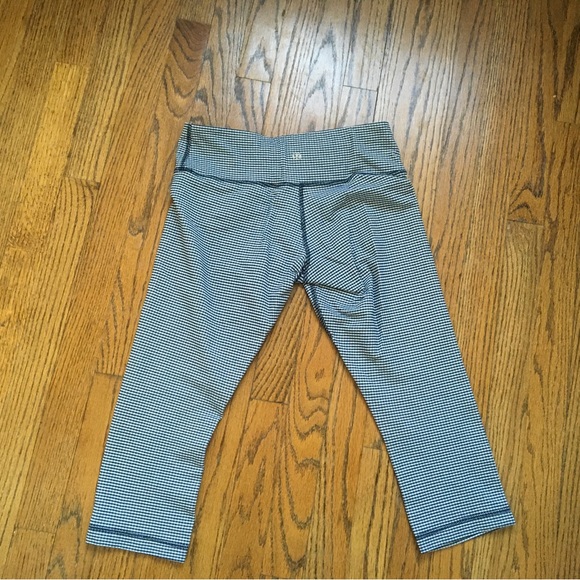 Lululemon Wunder Under cropped blue/white checked. Size 6 - Picture 3 of 6